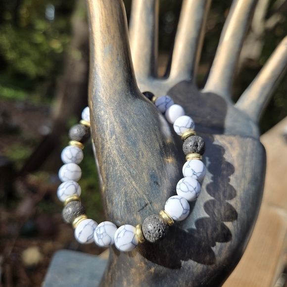 Howlite & volcanic natural crystal gemstone stretch bracelet - Picture 3 of 5